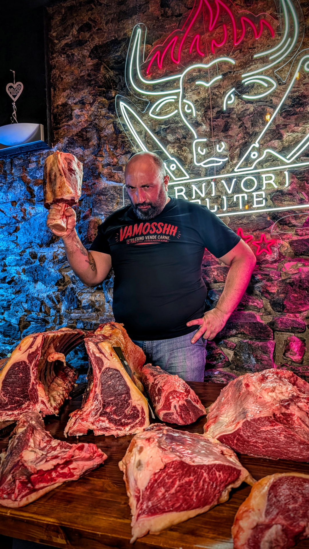 Peppe sotto il toro al neon
